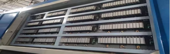 Tampa de tampa de copo de café de papel de plástico automática de alta velocidade Bandeja plana Frutas Caixa de embalagem Clamshell Termoformagem a vácuo Máquina de moldagem